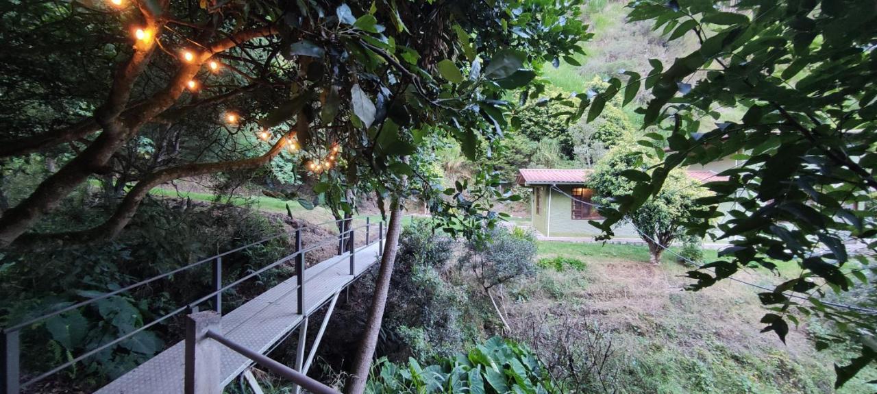 "Casa Verde" En Banos De Agua Santa Con Vista Al Volcan Tungurahua Exterior photo